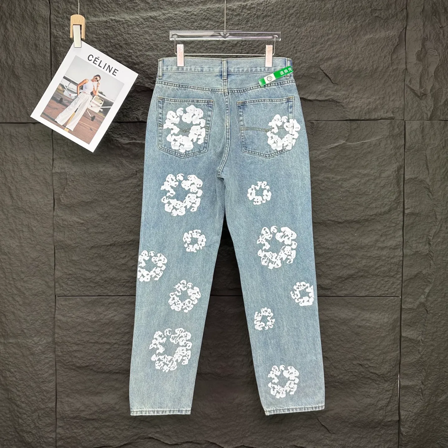 P230 Denim Tears 2025 new limited edition gem-inlaid kapok couples' washed jeans 🔥High version🔥High version🔥Top ceiling quality Styles with different washed textures are very friendly to people with thin legs and thick legs. The straight version is very flattering to the leg shape. Moderate length that never goes out of style, easy to match with casually, basic styling for various styles, a must-have in the wardrobe! The fabric is stiff but also makes the upper body soft without losing texture. The washing process is even more perfect. It is a must-have item for everyone! ! ! Washed wheat, hang tag, pants label, complete with three labels Color: black, blue, gray Size: 28, 30, 32, 34, 36 (five sizes)